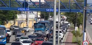 Acidente envolvendo quatro veículos deixa um ferido e trânsito lento em Aracaju