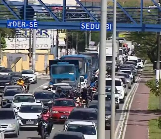 Acidente envolvendo quatro veículos deixa um ferido e trânsito lento em Aracaju