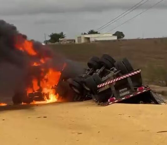 Caminhão tomba e pega fogo na rodovia SE-170 entre Graccho Cardoso e Feira Nova