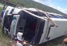 Cinco pessoas ficam feridas em acidente com micro-ônibus em Tobias Barreto