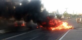 Moradores protestam pelo não recebimento de títulos de regularização fundiária e bloqueiam trânsito em Aracaju