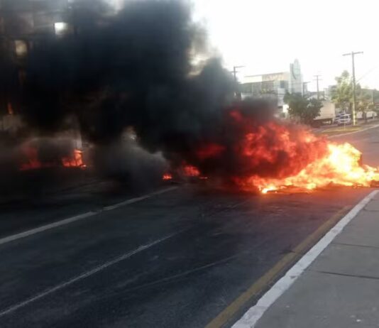 Moradores protestam pelo não recebimento de títulos de regularização fundiária e bloqueiam trânsito em Aracaju