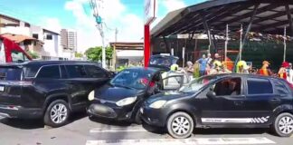 Acidente entre três veículos deixa dois feridos na Zona Sul de Aracaju