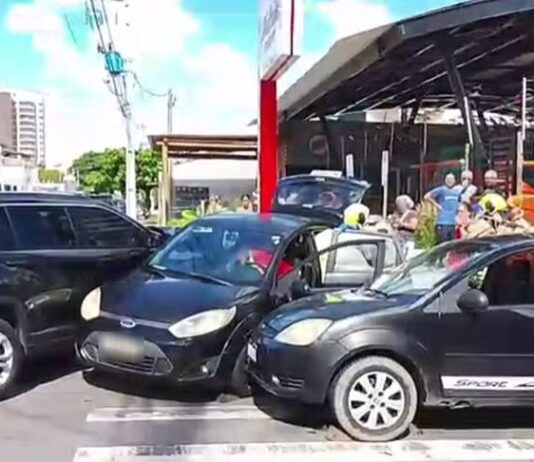 Acidente entre três veículos deixa dois feridos na Zona Sul de Aracaju